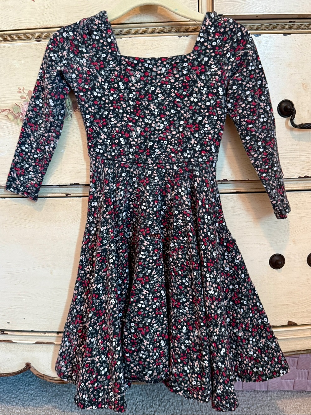 Girls' Black Floral Long-Sleeve Swing Dress w pockets